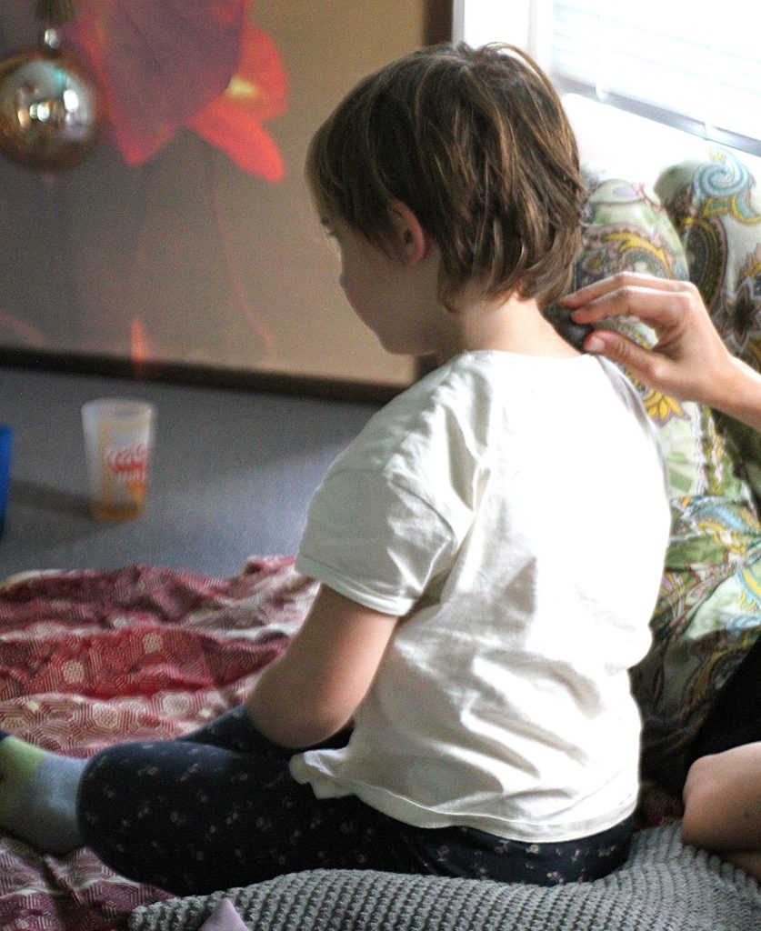 Douceur éveil sens lien toucher apaisement parent-enfant sensoriel